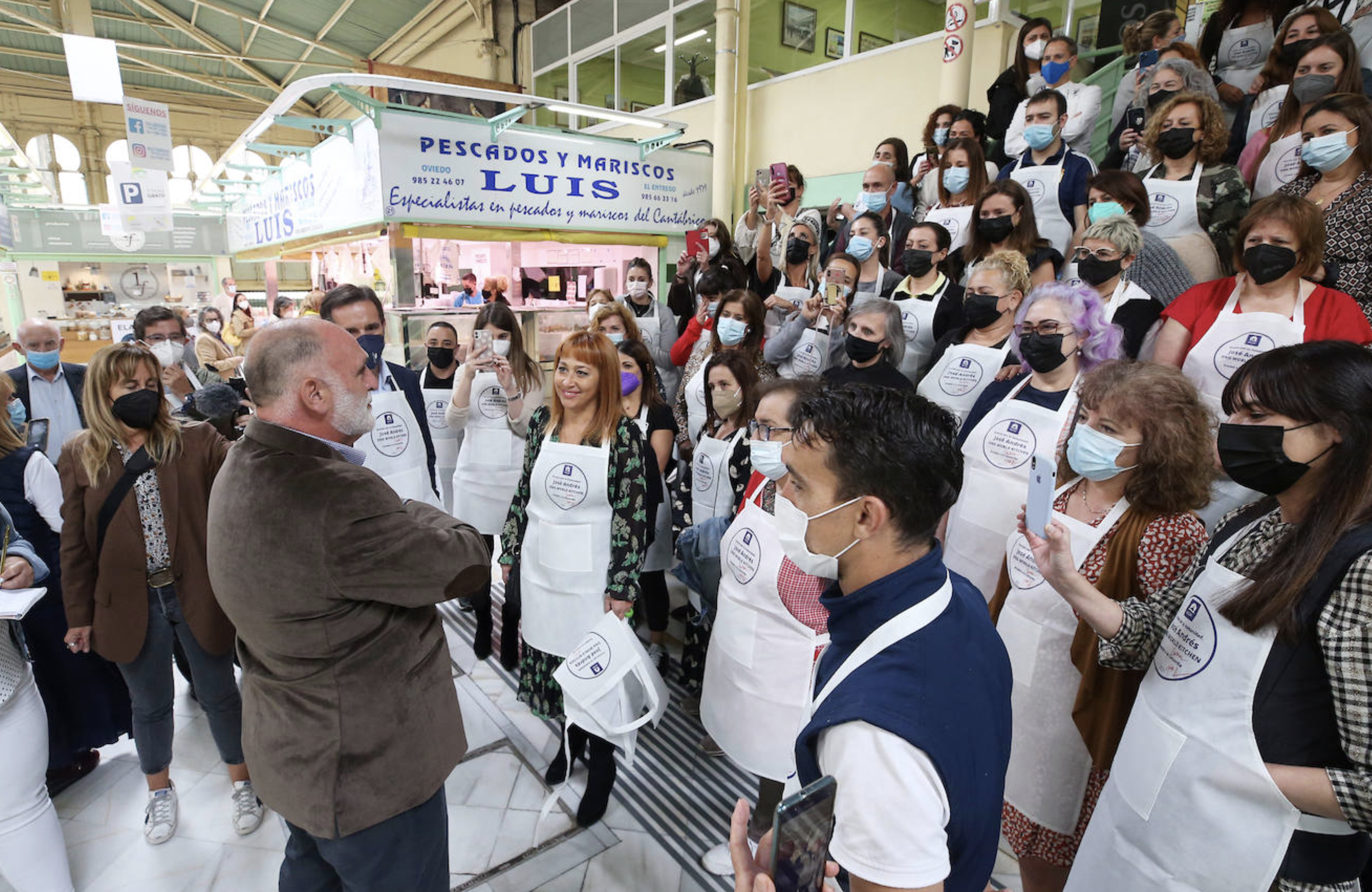 Comerciantes del Oviedo Antiguo donan cien mandiles firmados por José Andrés a la Cocina Económica