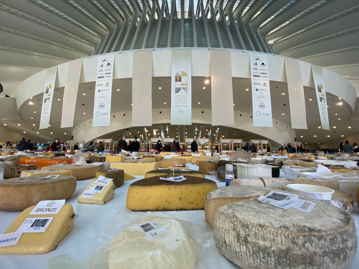 Donación de queso del International Cheese Festival a la Cocina Económica.