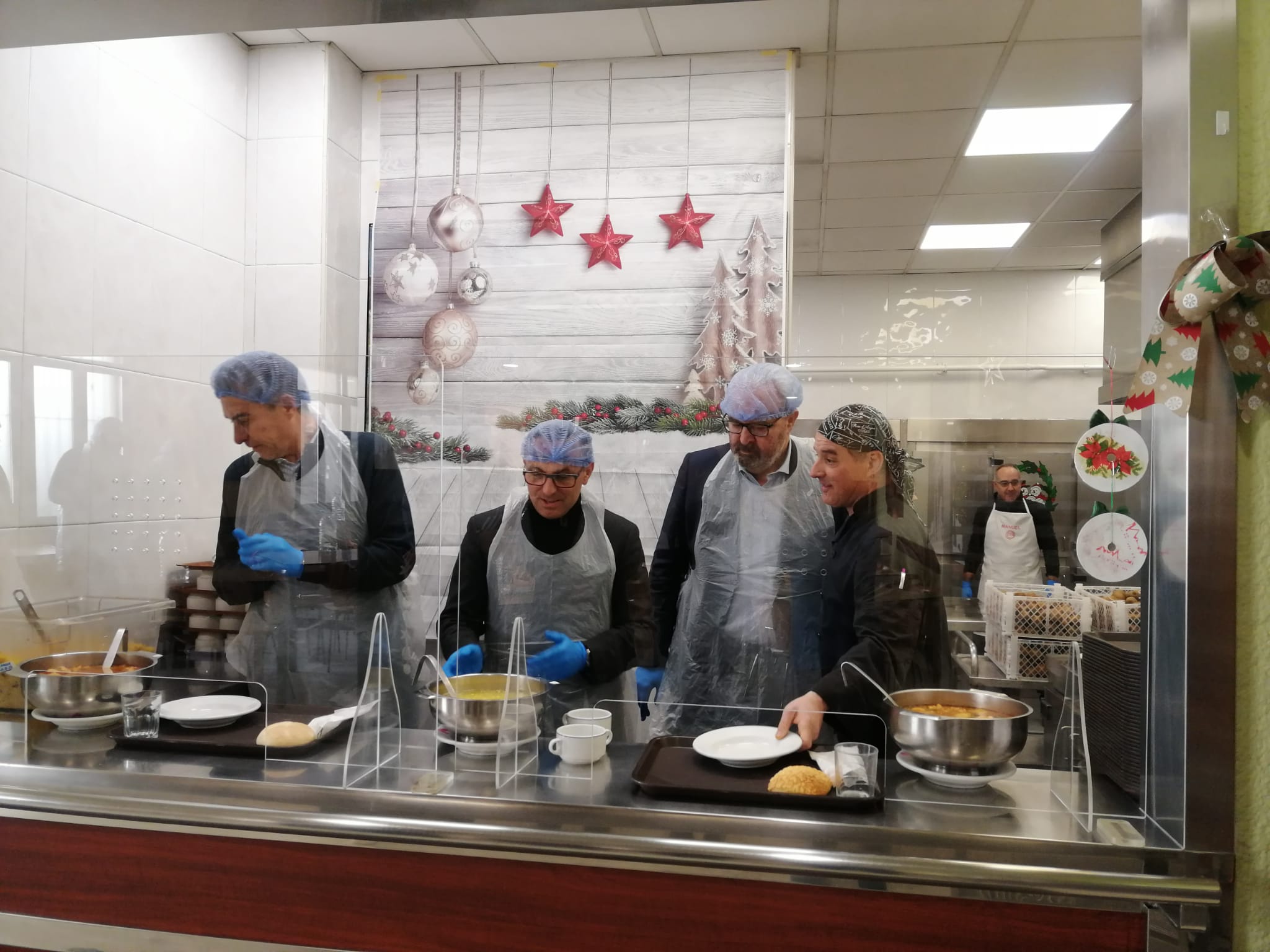 La directiva del Real Oviedo visita la Cocina Económica